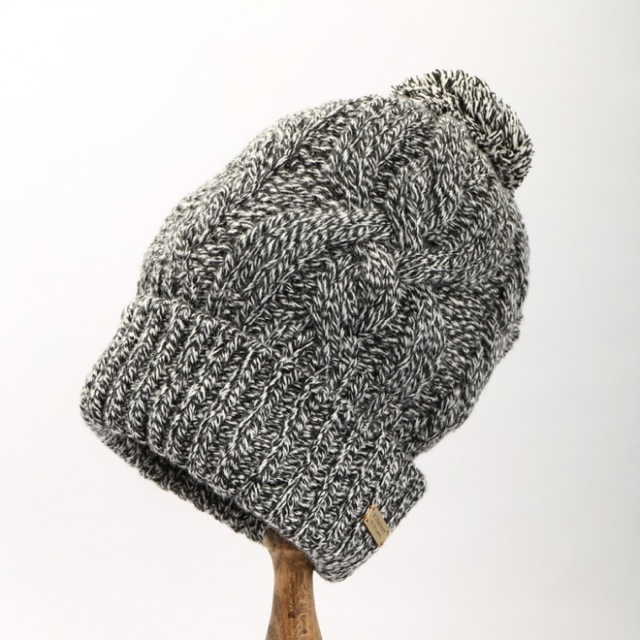 ボンボンつきニット帽