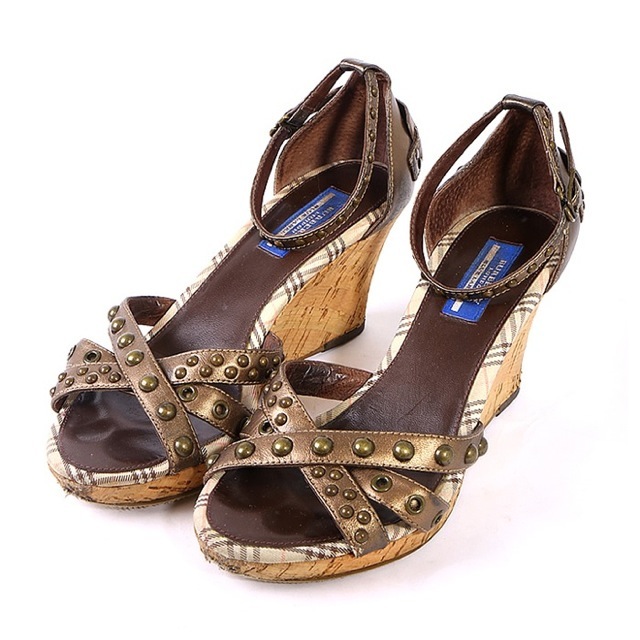 スタッズ装飾ウェッジソールサンダル