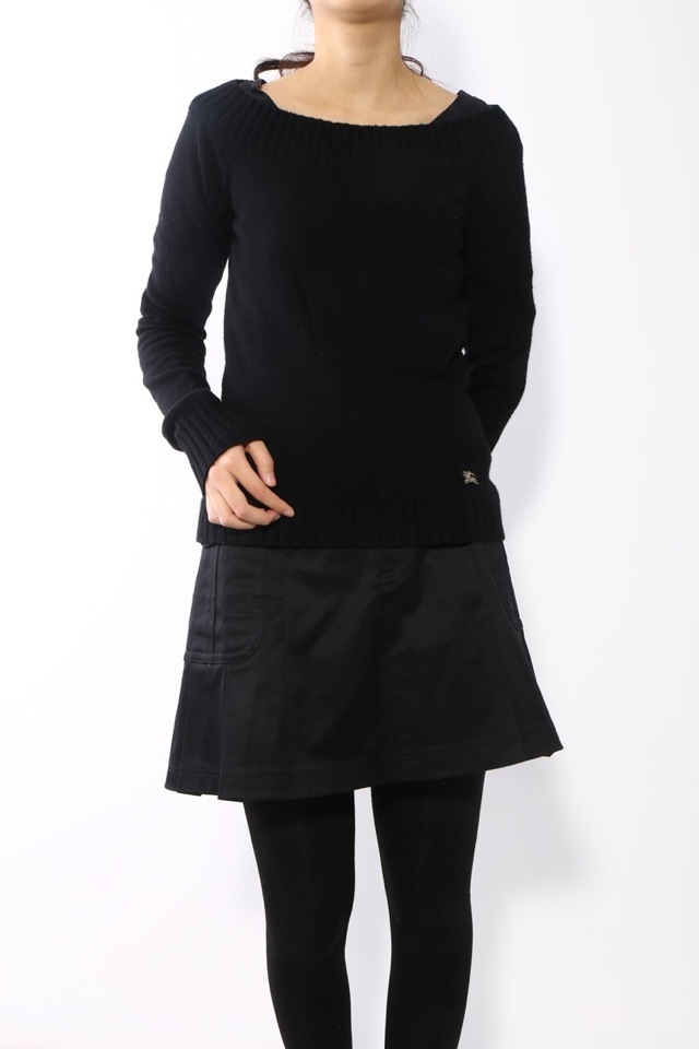 ロゴ刺繍セーター