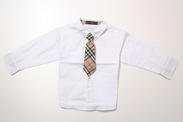 ネクタイ付きボタンダウンホワイト長袖シャツ