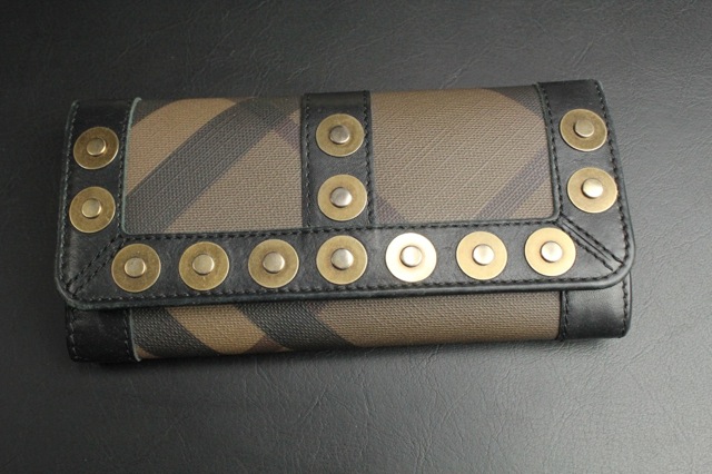 英国チェックチェックスタッズ長財布